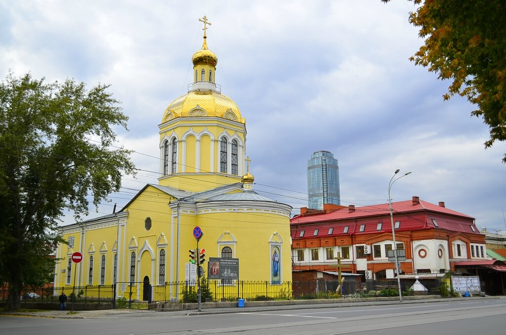 У Крестовоздвиженского монастыря в Екатеринбурге