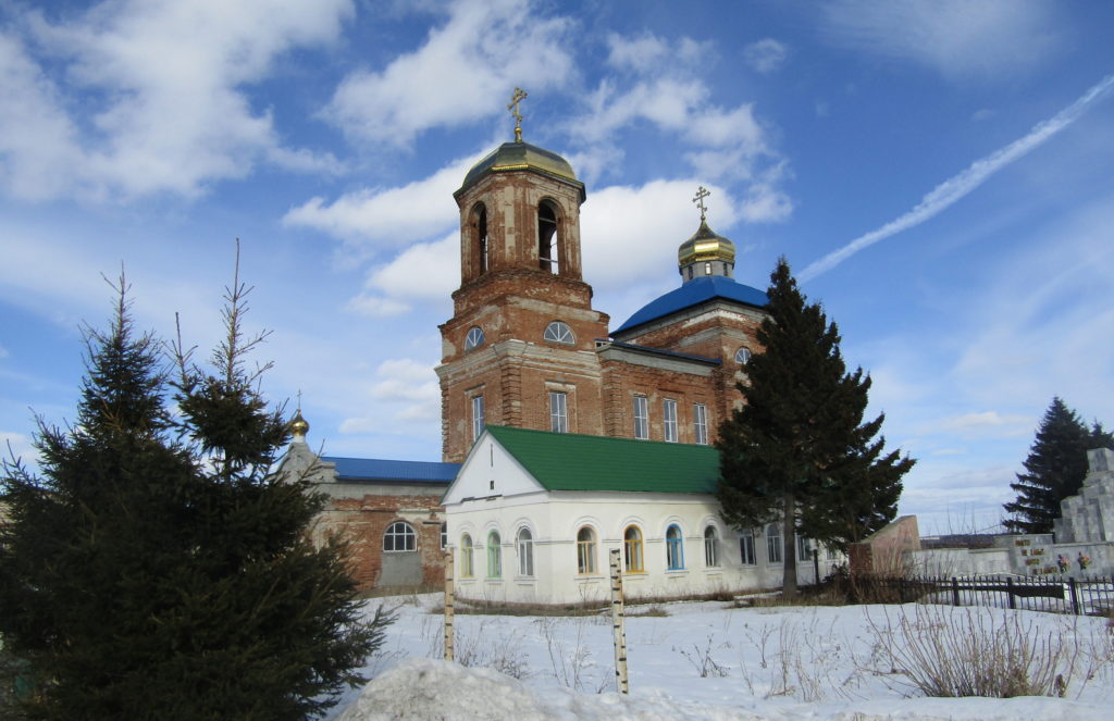 Покровская церковь, рядом старинное здание школы