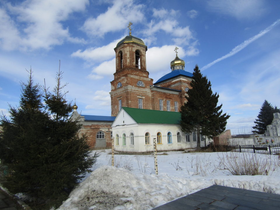 Покровская церковь, рядом старинное здание школы