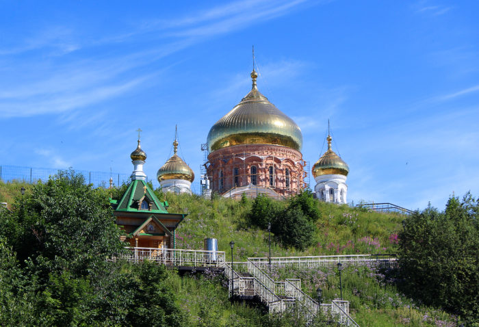 Вид на надкладезную часовню Николая Чудотворца и купола Крестовоздвиженского собора
