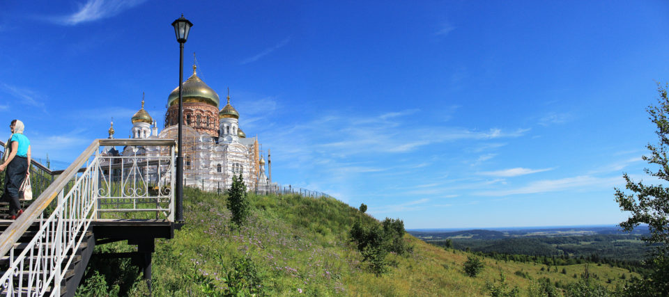 Белогорский Свято-Николаевский монастырь. На подъеме к Крестовоздвиженскому храму