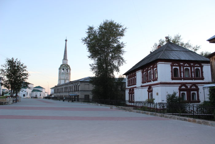 Справа - дом воеводы (редчайший памятник гражданской архитектуры XVII века), в центре - соборная колокольня, слева - Воскресенская церковь