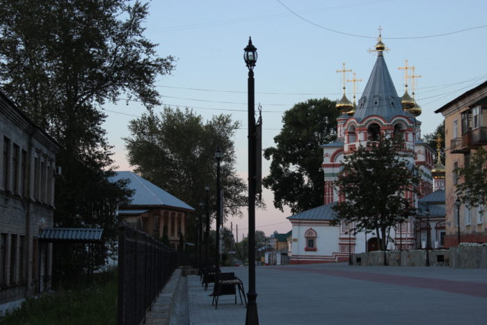 Вид на Богоявленский храм в Соликамске с улицы