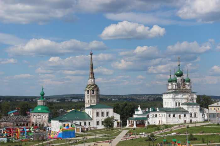 Храмовый комплекс в центре Соликамска. Справа - Свято-Троицкий собор