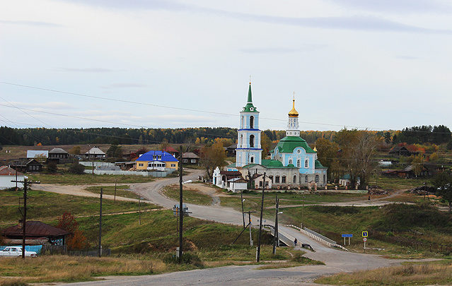 Поселок Нейво-Шайтанский: пейзаж с храмом Петра и Павла. Фото Дениса Рычкова