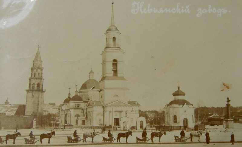 Старый Невьянск: башня, собор, а справа - памятник Савве Яковлеву