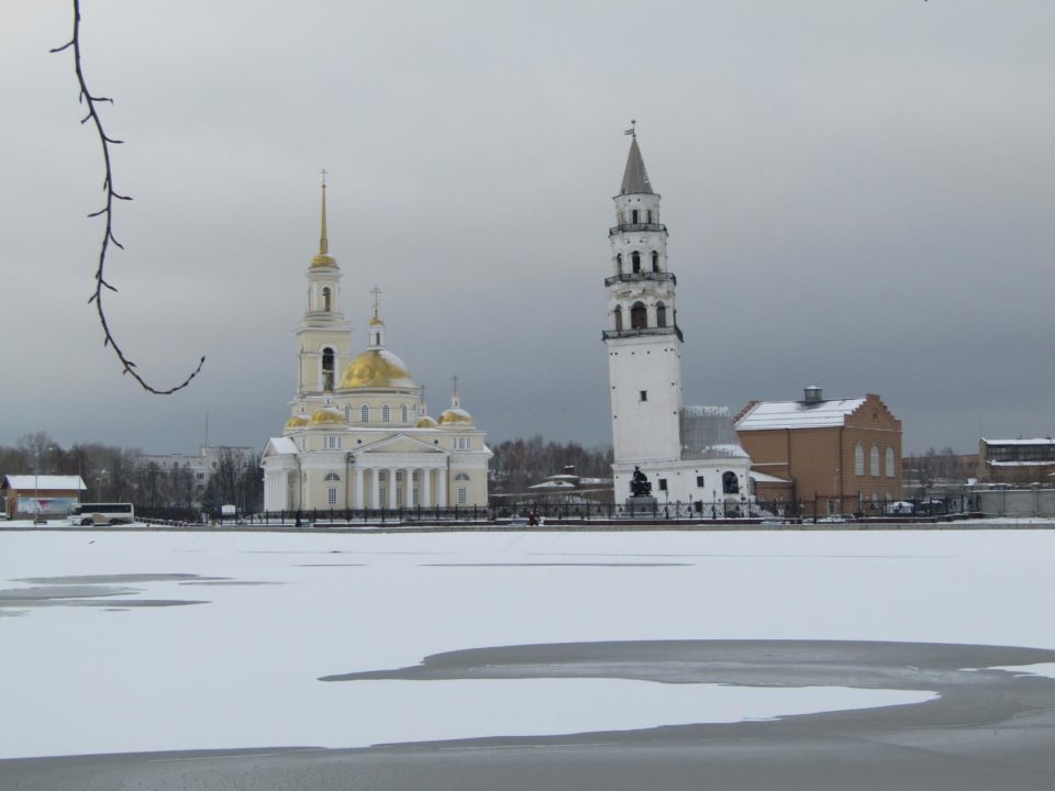 Экскурсия по Невьянску: история и достопримечательности. Невьянская башни и собор поздней осенью