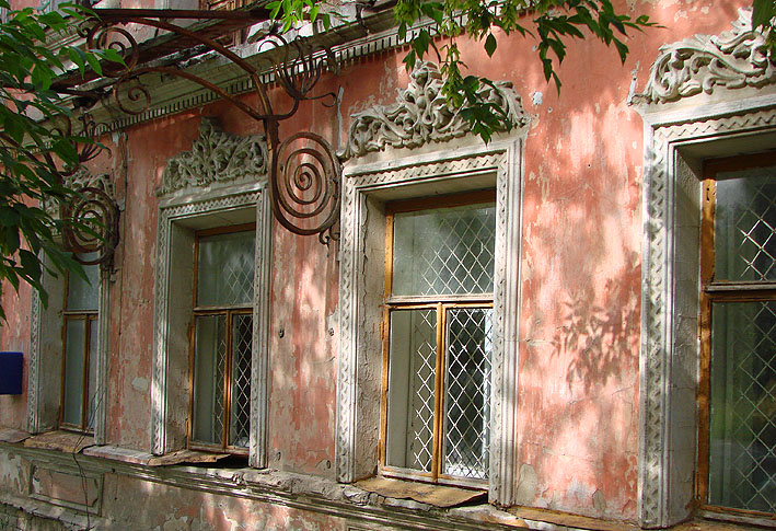 Фрагмент фасада дома купца Карпова