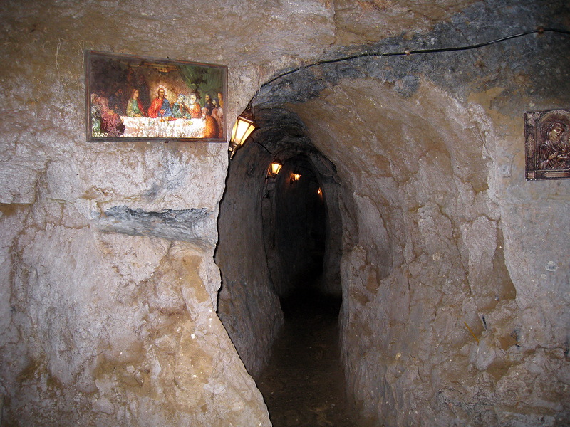 В пещерах обители