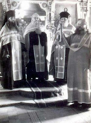 Второй слева — отец Зосима, первый слева — отец Геронтий (с 1923 г. игумен обители)