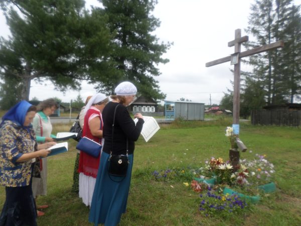 У Поклонного креста на месте старой Казанской церкви и будущего строительства