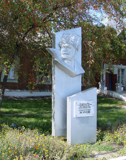 Памятник Г. К. Жукову у Туринского вокзала. Жуков не раз бывал в Туринске в качестве депутата Верховного Совета от Ирбитского округа