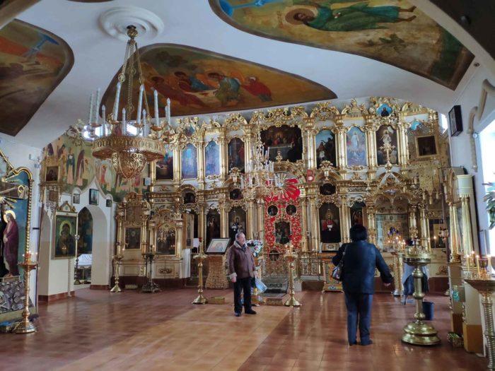 У иконостаса в Свято-Сергиевском соборе