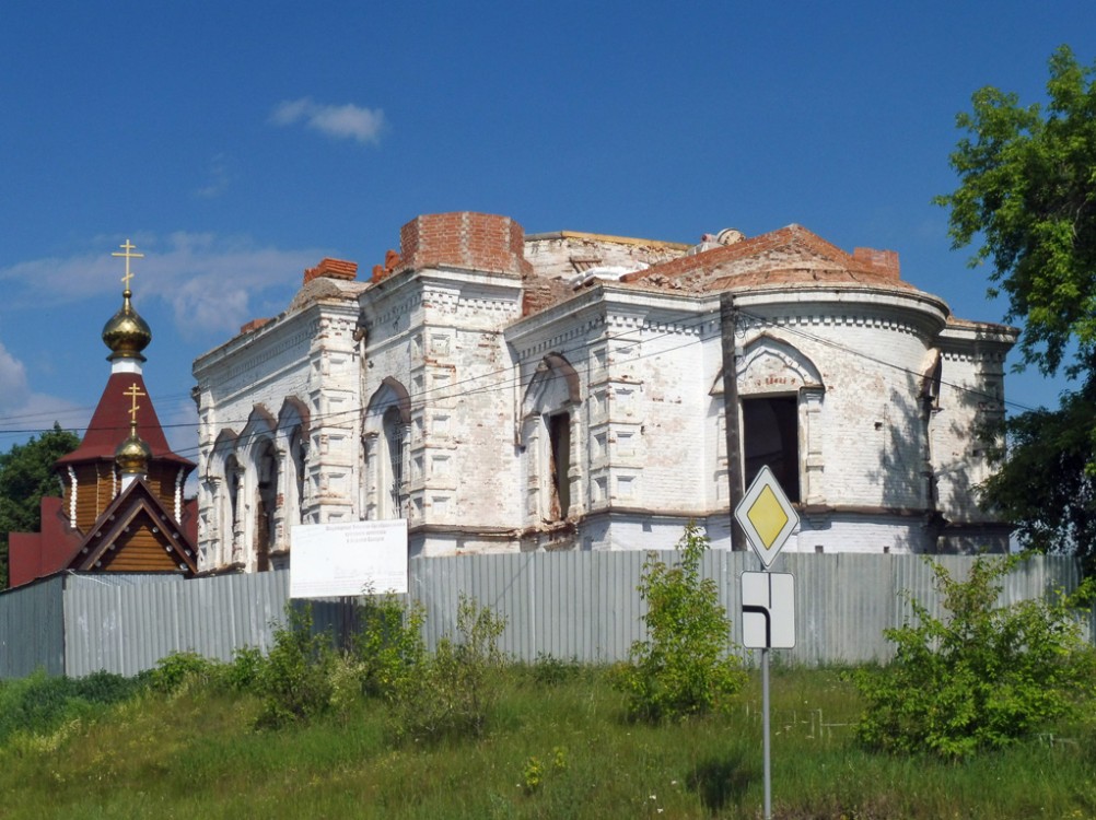 Восстанавливаемая Успенская церковь. За ней Преображенский храм-часовня (сгорел в 2019 году). Фото Александра Шатунова