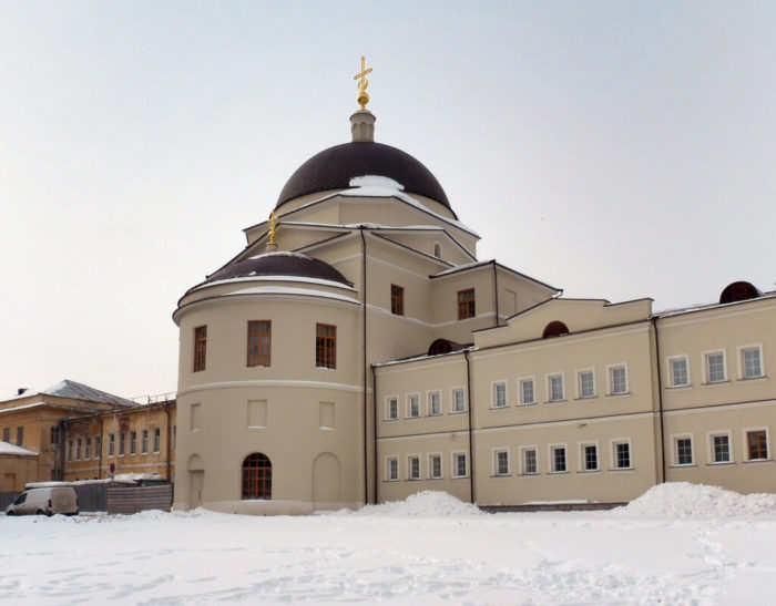Введенская надвратная церковь Ново-Тихвинского монастыря. Фото Александра Шатунова