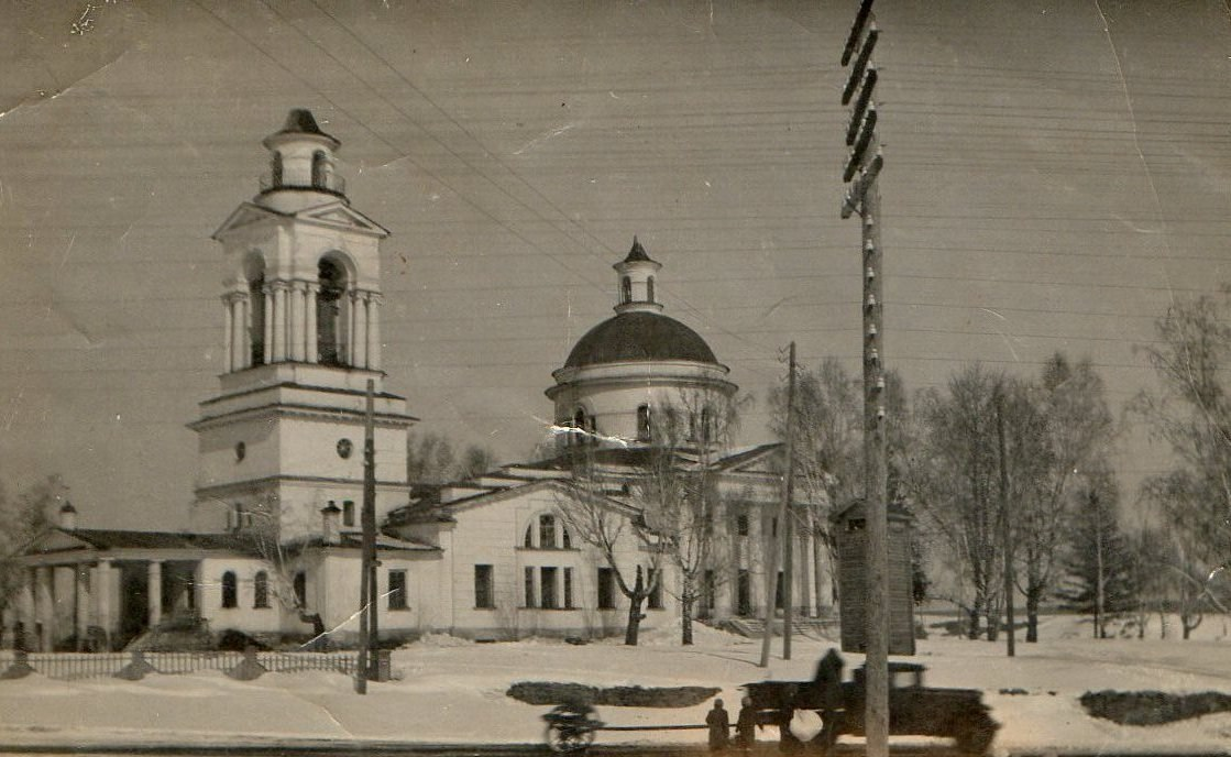 Село Арамильское храм Святой Троицы. Храм Святой Троицы Арамиль набережная.