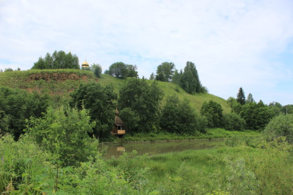 Монастырь на горе, на берегу реки - часовенка над святым источником