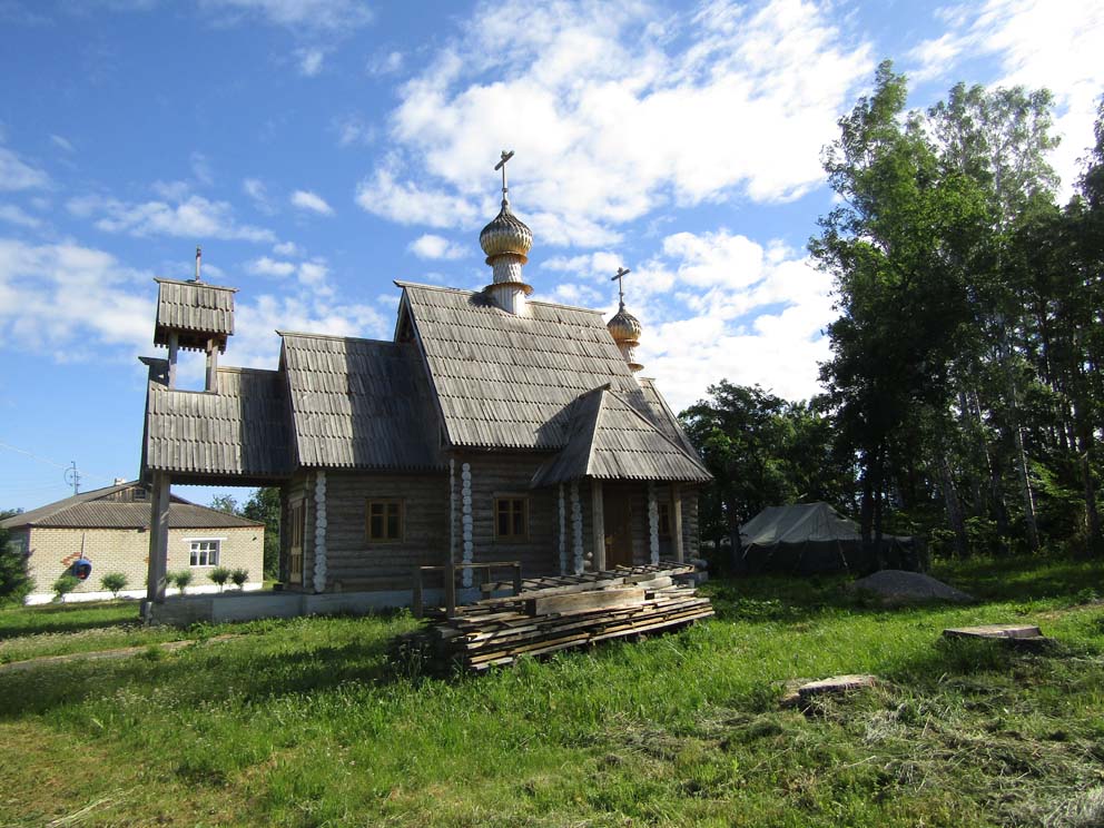 Новый деревянный храм в Анохинском поставлен рядом со старой церковью