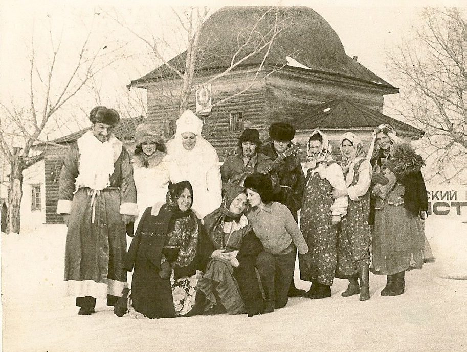 Фото перед клубом в Горскино, который в советские годы действовал в бывшем Никольском храме