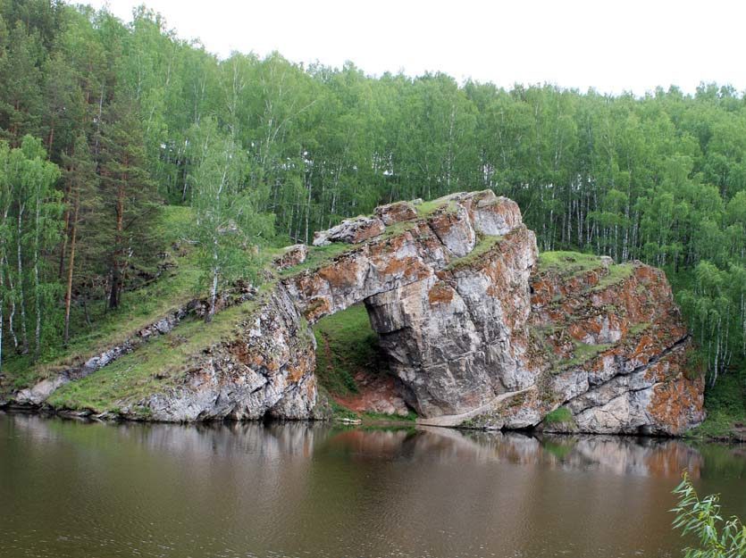Вид на скалу Каменные ворота от базы «Сосновый бор»