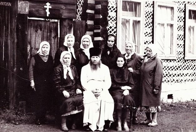 Отец Владимир Зязев у молитвенного дома Сорока мучеников Севастийских с первыми прихожанками храма