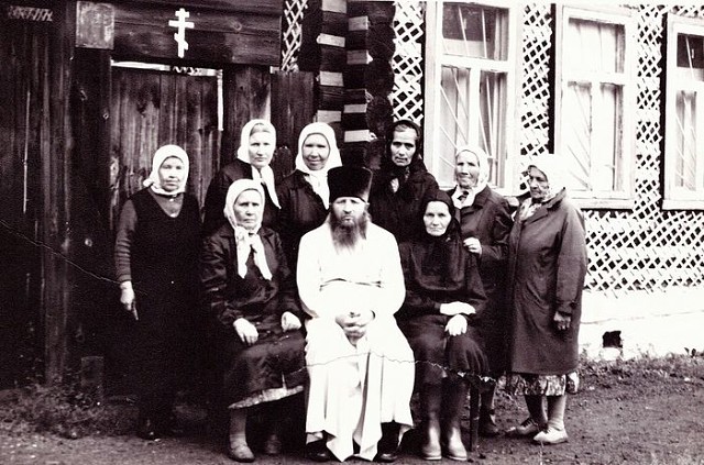 Отец Владимир Зязев у молитвенного дома Сорока мучеников Севастийских с первыми прихожанками храма