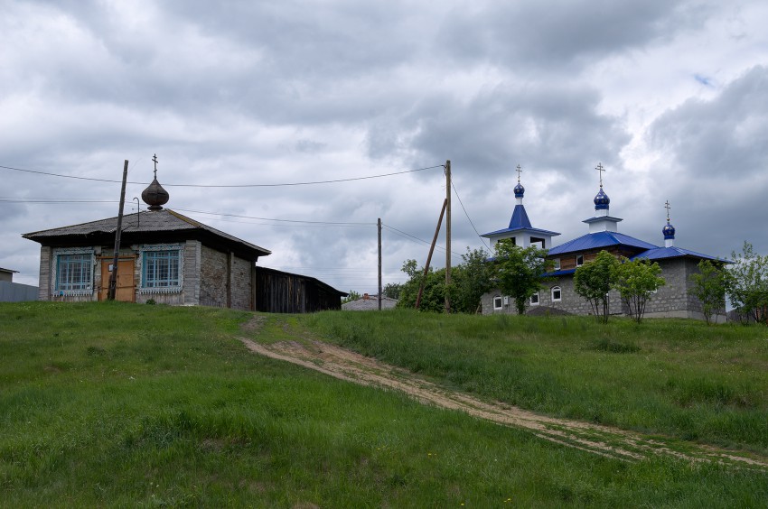 Деревня Мохирева: молитвенный дом и строящийся храм Иоанна Предтечи в 2014 году