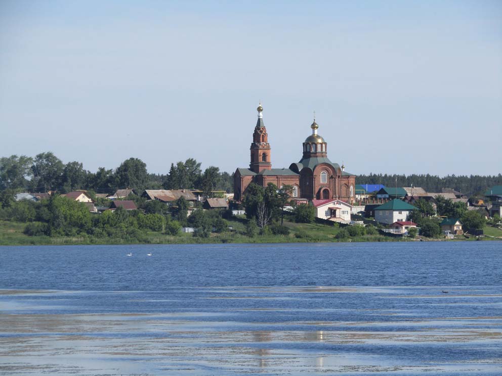 Христорождественская церковь в Сосновском со стороны озера