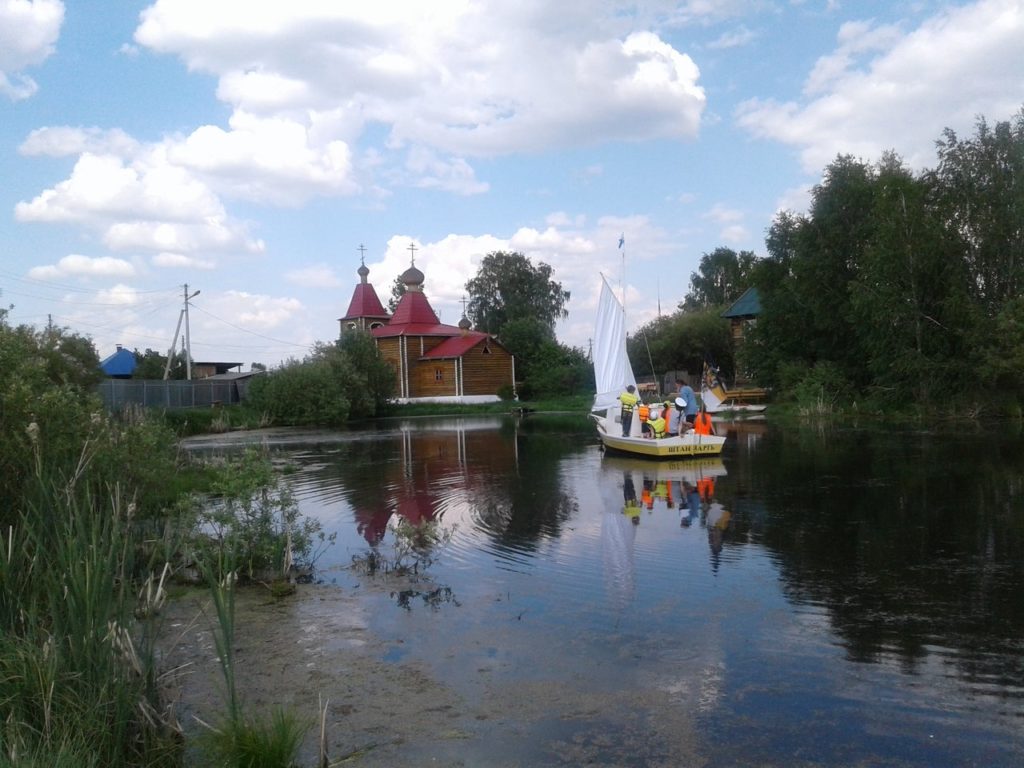 На озере у Николаевского храма в Юшале