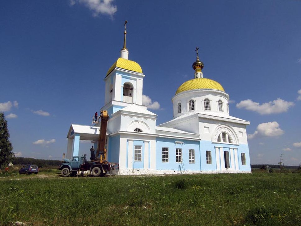 Село Чернокоровское: храм Петра и Павла с полевой дороги