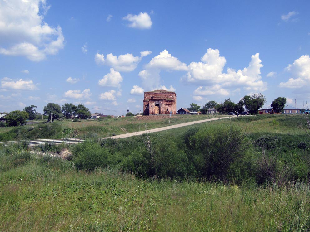 Вид на Михаиловский храм из-за речки