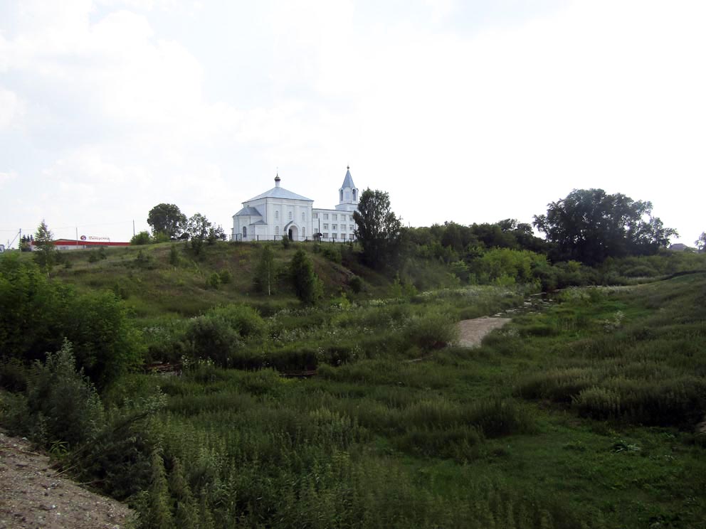 Село Троицкое: храм Пресвятой Троицы из-за речной части