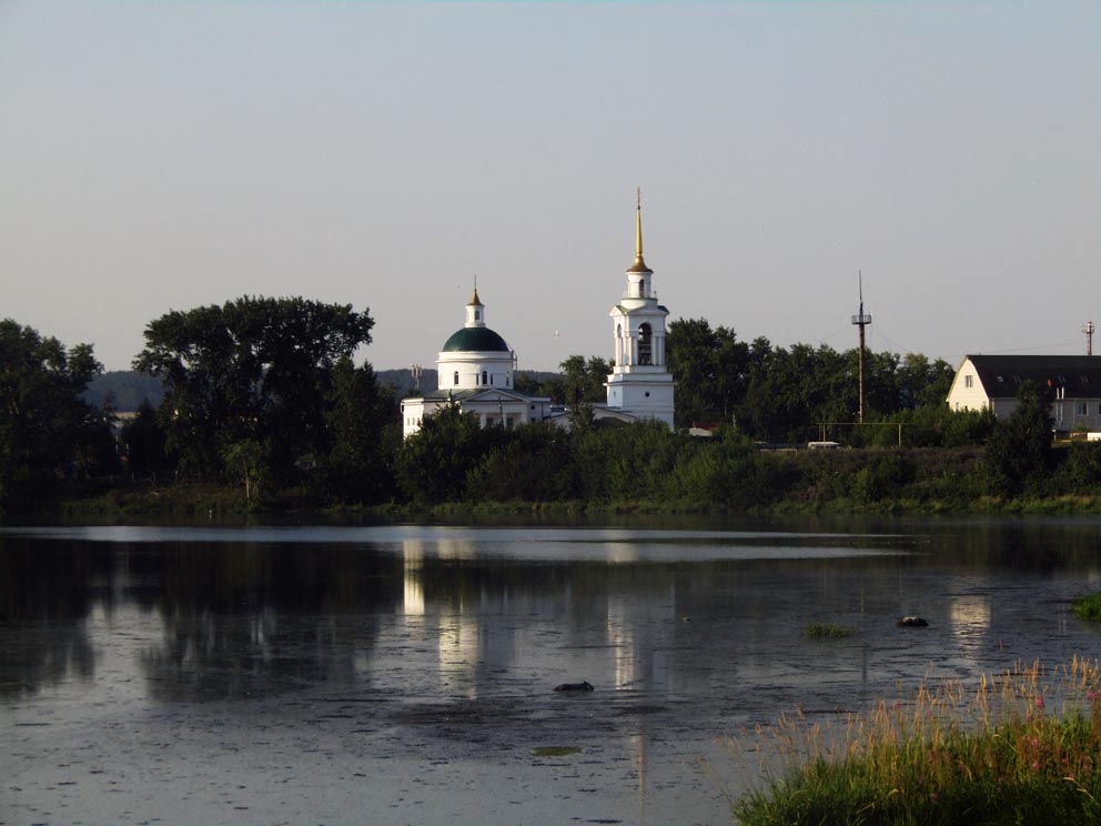 Арамиль: храм Святой Троицы с берега Арамильского пруда. Фото Алексея Рычкова
