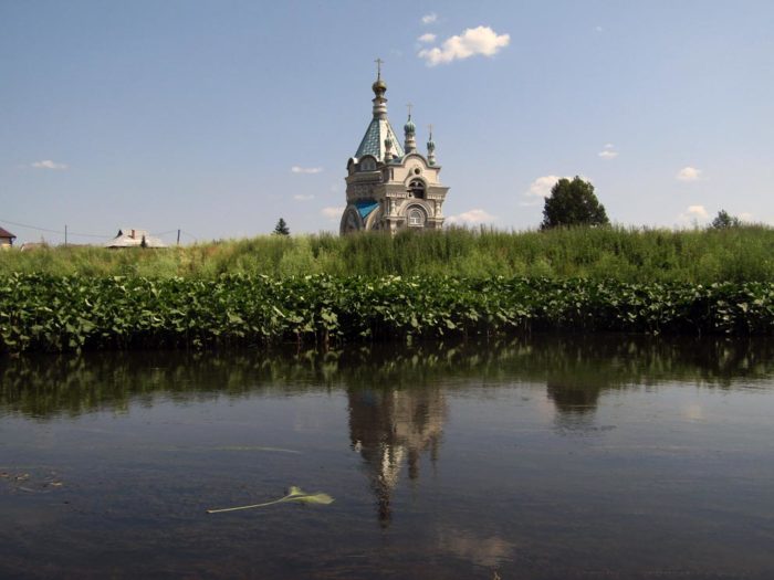 Покровский храм с противоположного берега Чусовой. Фото Алексея Рычкова