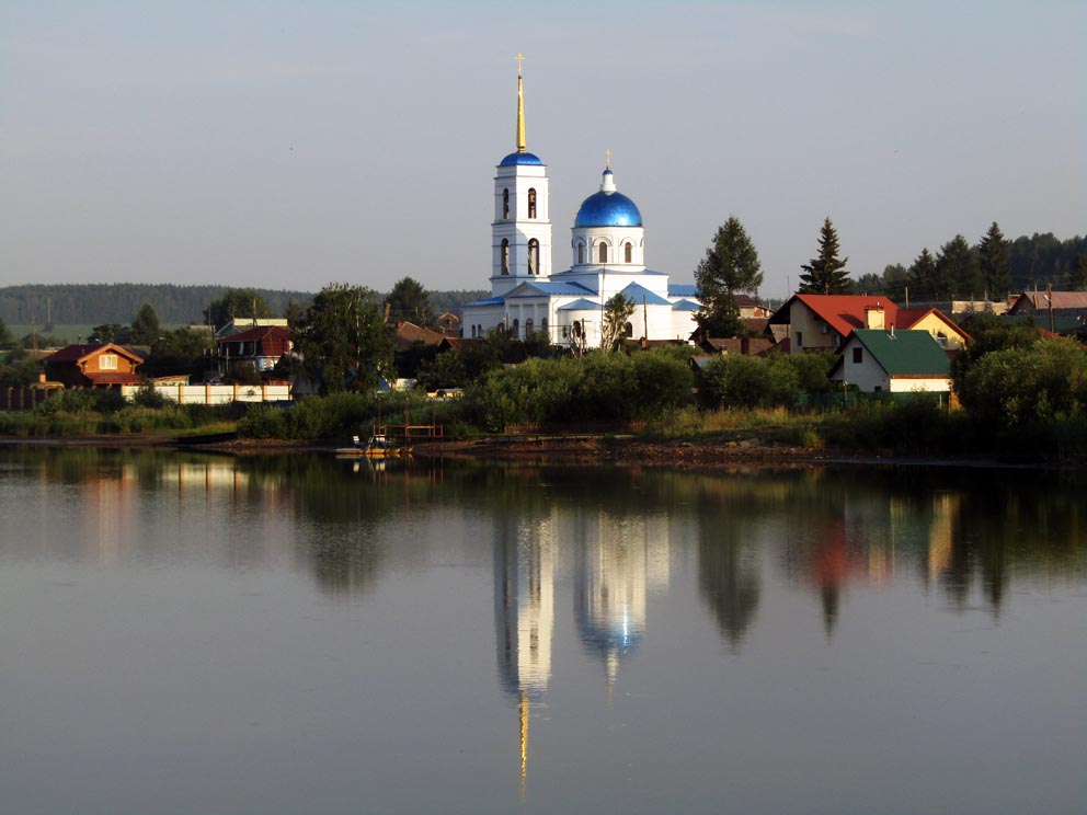 Владимирский храм с плотины Черданского пруда. Фото Алексея Рычкова