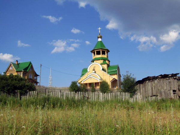 Храм Ксении Петербургской в поселке Уралец расположен на высоком холме