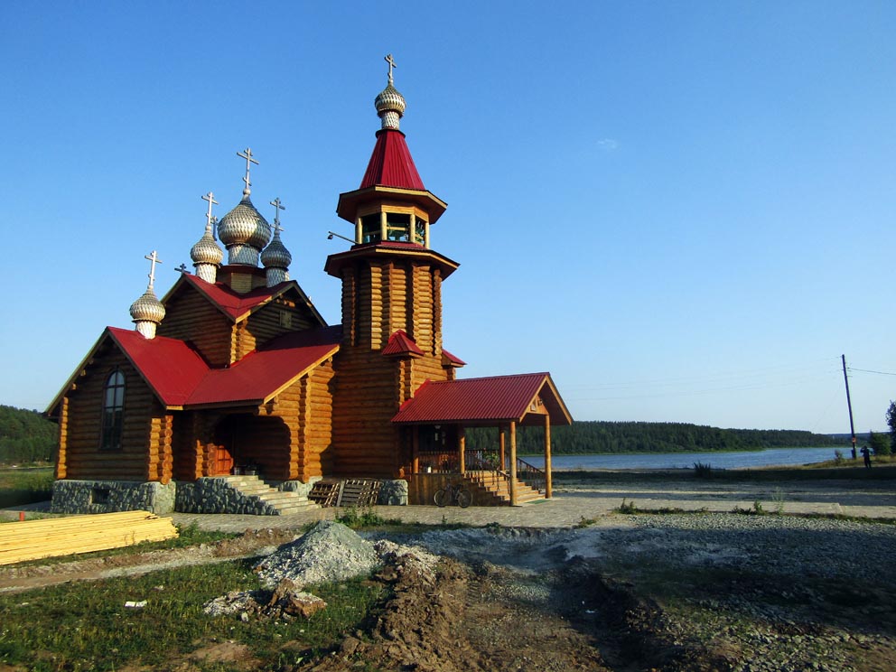 Село Мариинск: храм Георгия Победоносца с видом на пруд