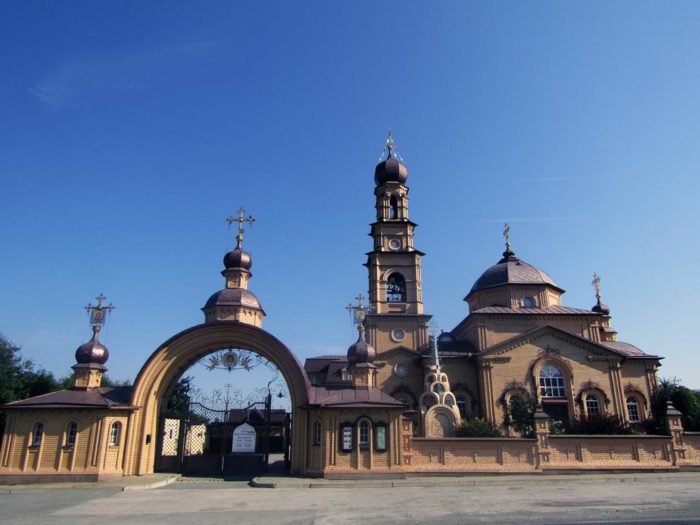 Село Курганово: храм Николая Чудотворца со входом в храмовый комплекс