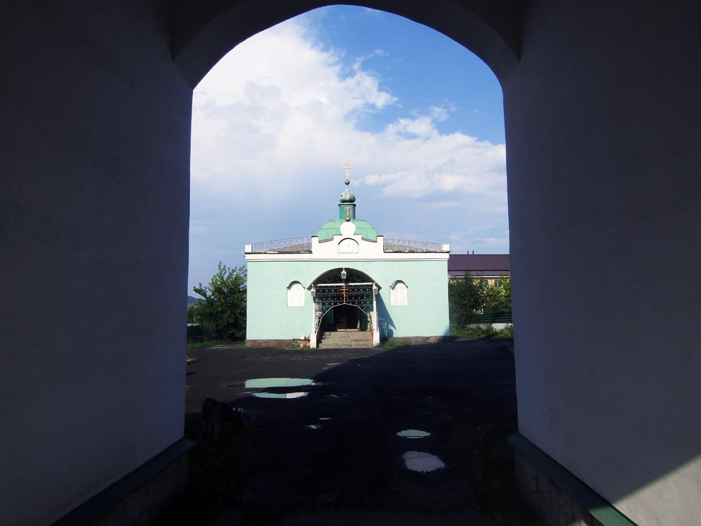 Ревда: храм Святой Троицы со стороны ворот