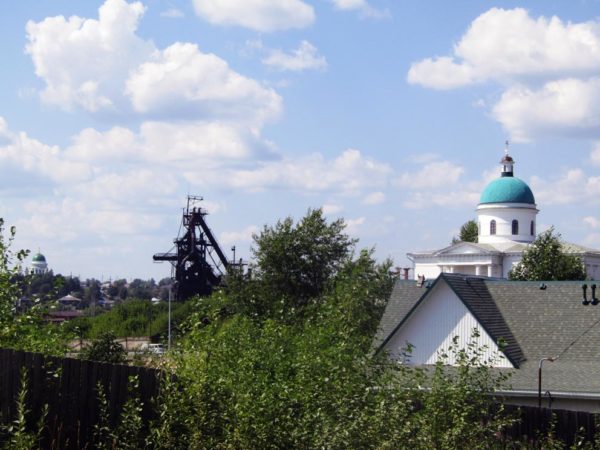 Справа - Николаевский храм, слева - храм Александра Невского. Фото Алексея Рычкова