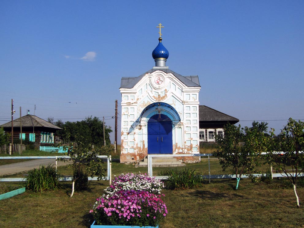 Перед часовней Спаса Преображения в Соколово разбит небольшой сад
