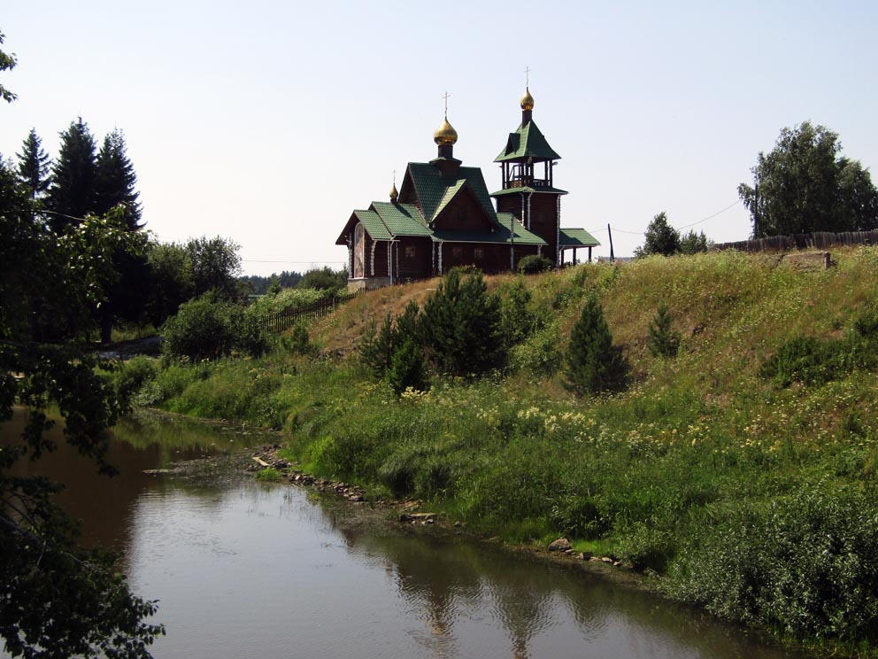 Владимирская церковь с моста через реку Чусовую