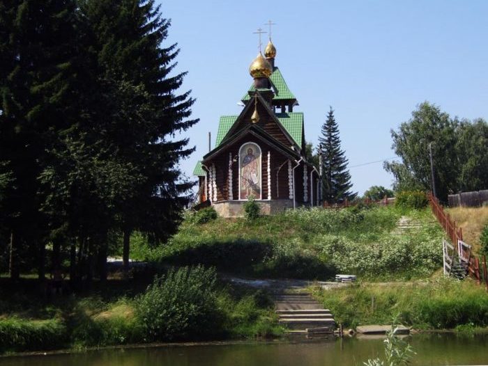 Владимирский храм с противоположного берега реки Чусовой
