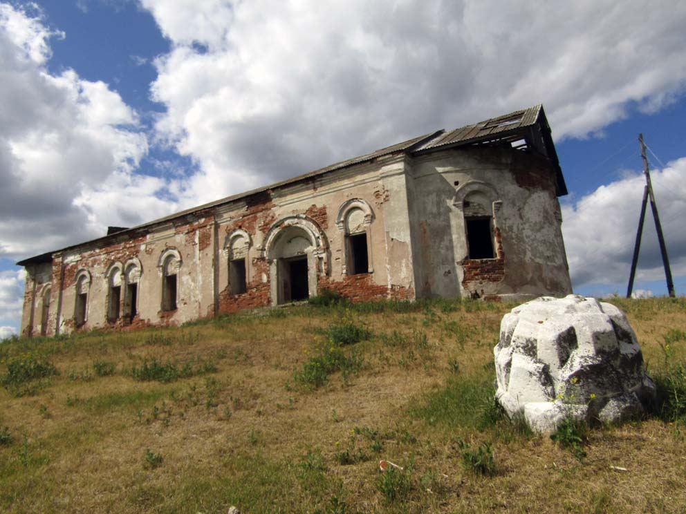 Преображенский храм и часть каменного надгробья. Фото Алексея Рычкова