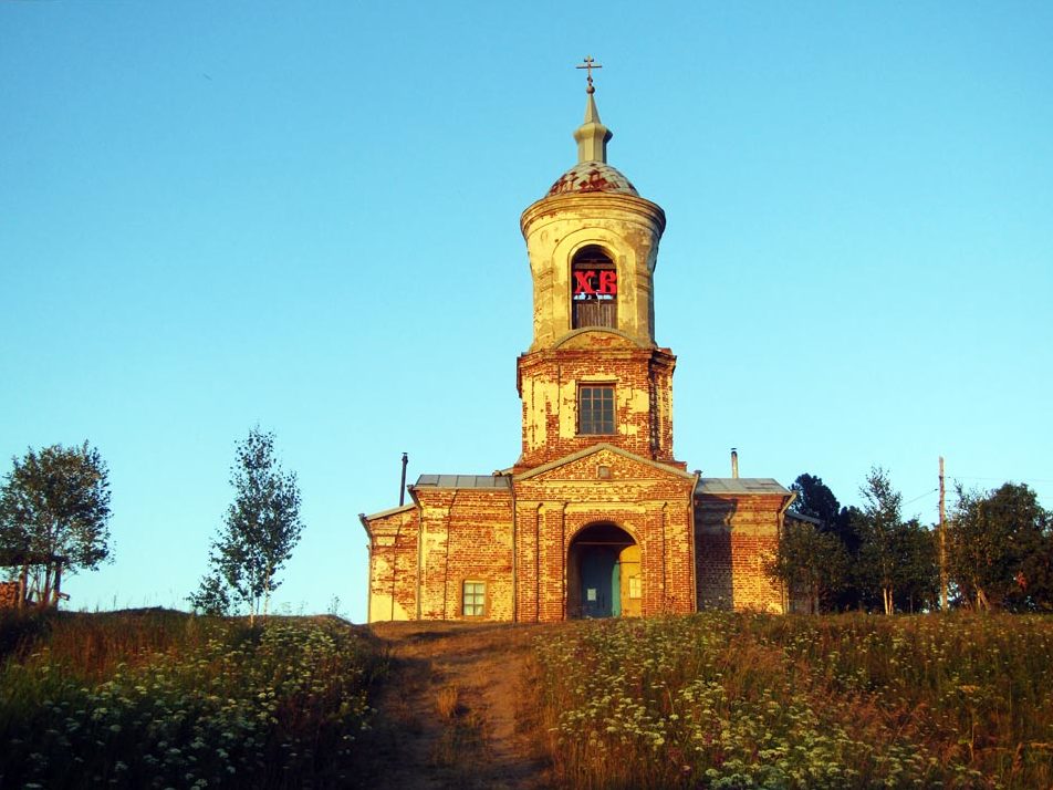 Колокольня Рождественской церкви в Краснополье на закате