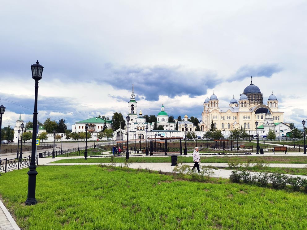 Верхотурский Свято-Николаевский мужской монастырь с центральной площади Верхотурья. Фото Алексея Рычкова