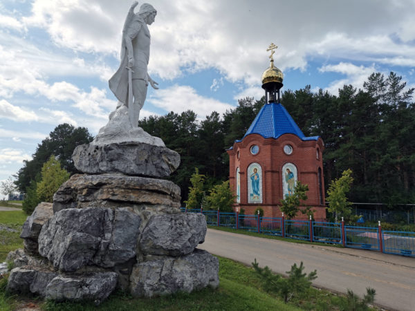 Скульптура архангела Михаила рядом с Михаиловским храмом в Михаиловске