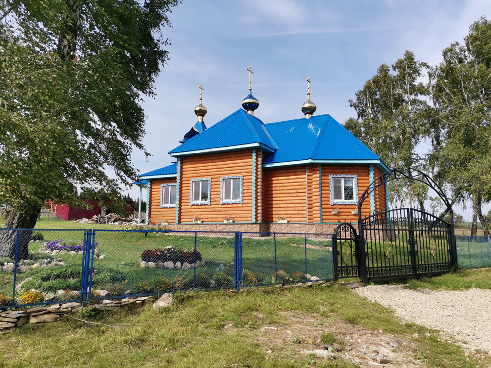 Ограда прихрамовой территории и Успенская церковь в Савиново