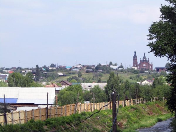 Вид на храм Александра Невского со стороны городской плотины
