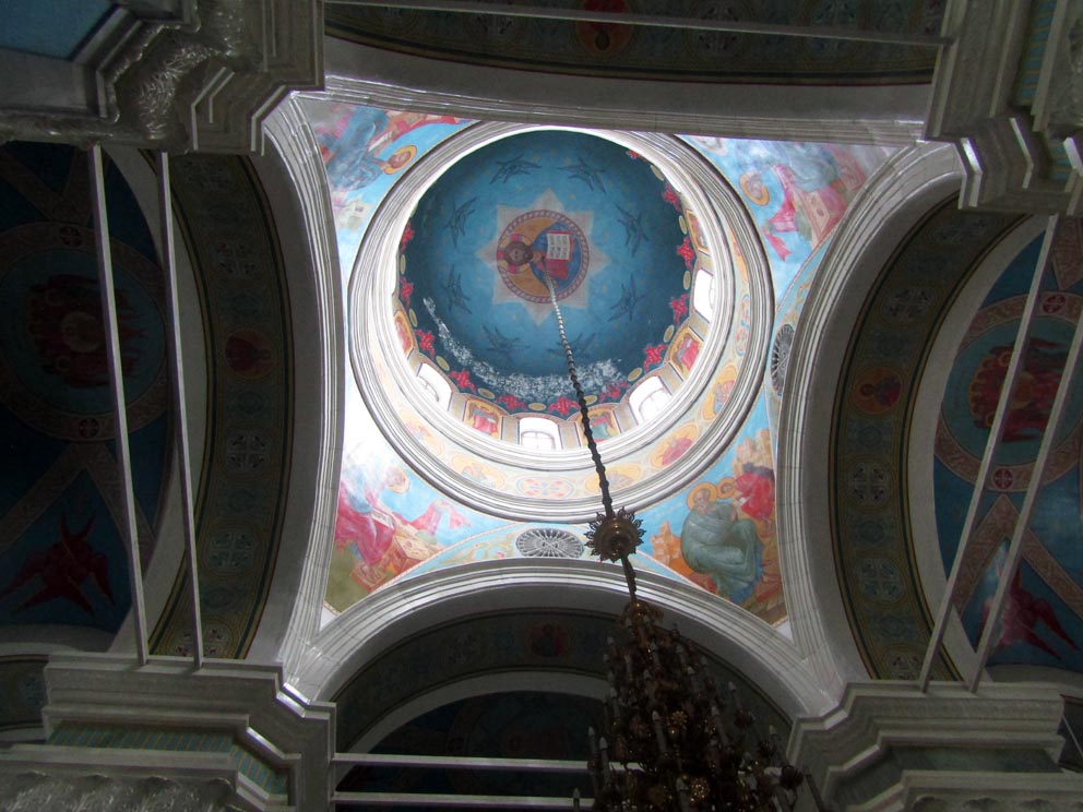 Под главным куполом Максимовского храма